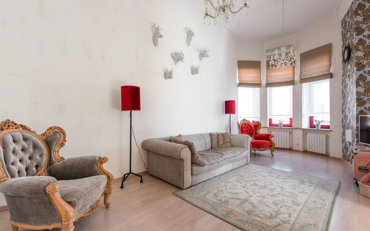 Living room with vintage armchairs and classic decor